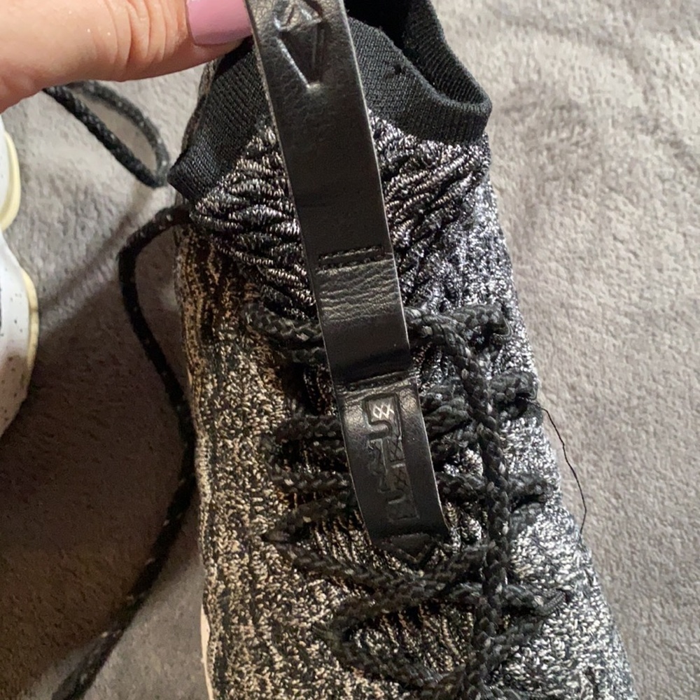 LEBRON Shoes - Picture 6 of 6